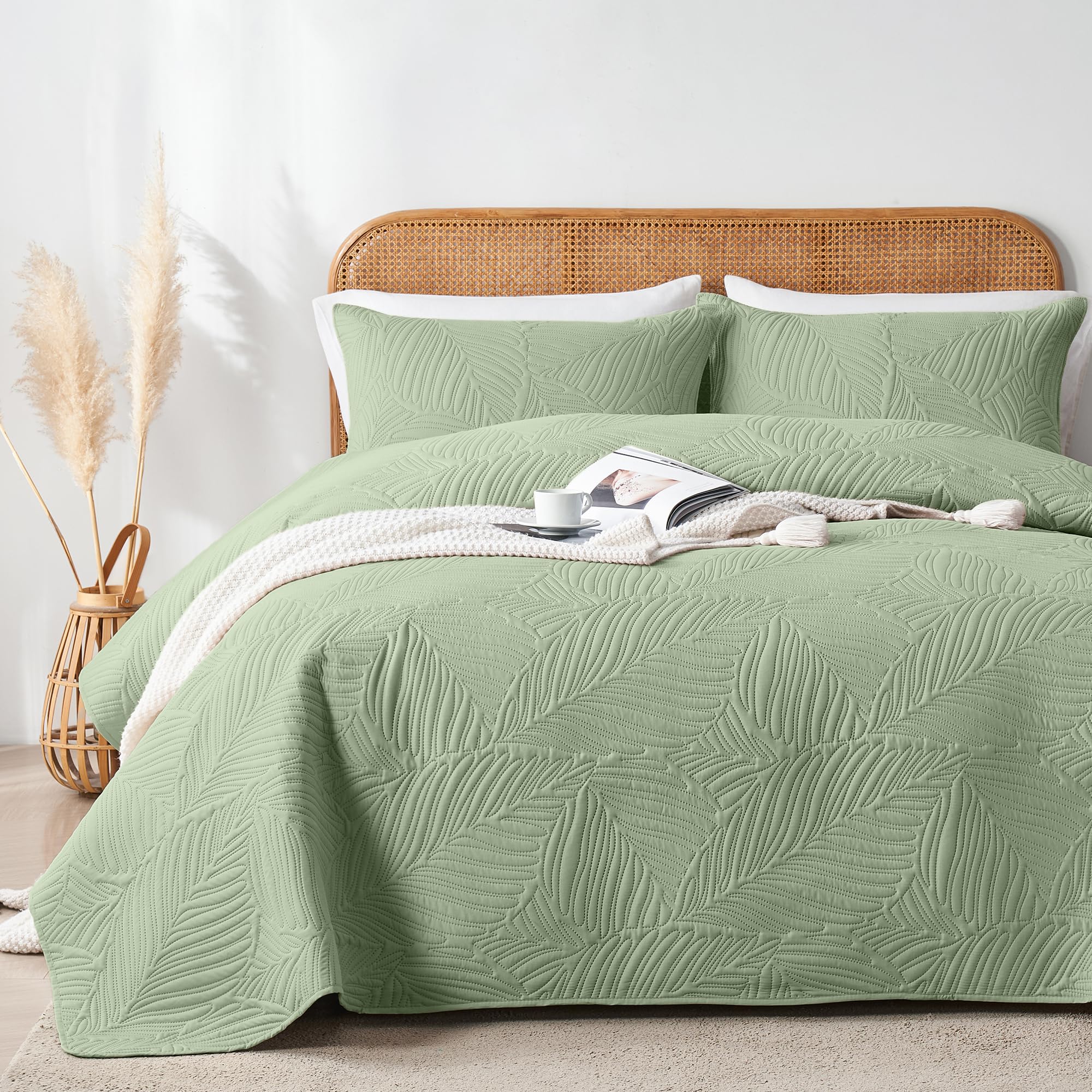 Oarage King Quilt Bedding Set Lightweight Soft Sage Green Bedspread Coverlet With Leaf Pattern,Ultrasonic Microfiber Bed Cover S